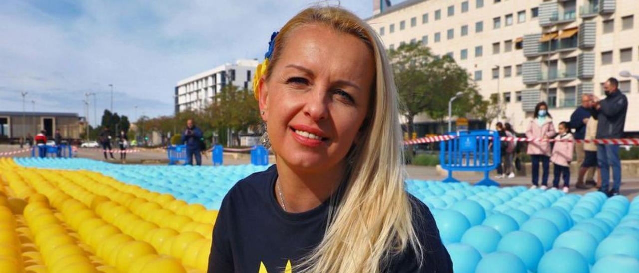 Anna Kostyuk, promotora en Córdoba de la bandera de globos. | FRANCISCO GONZÁLEZ