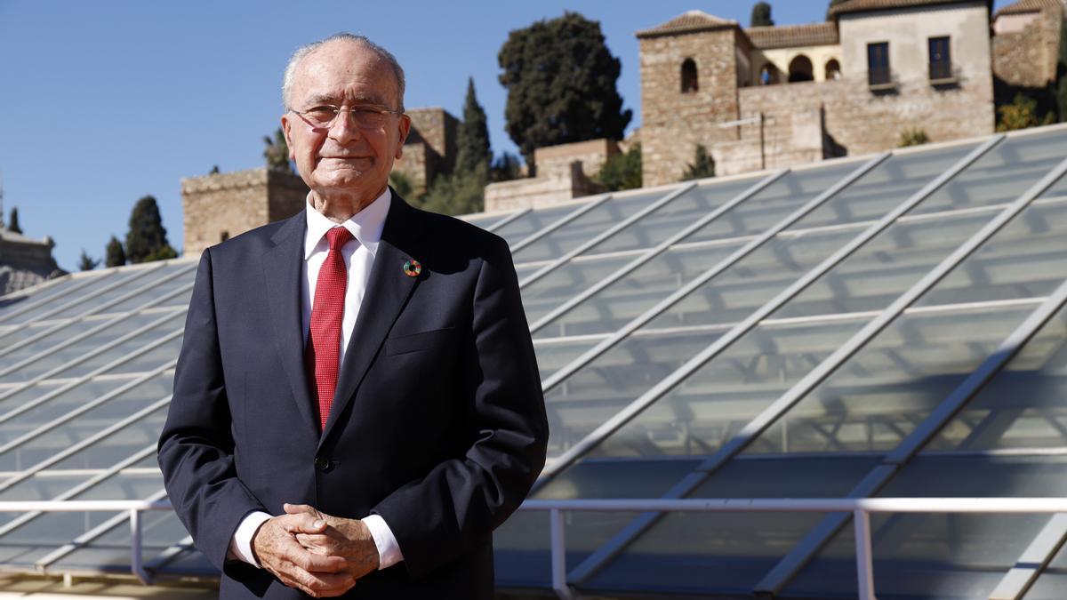 El alcalde, Francisco de la Torre, posa en la azotea del Ayuntamiento.