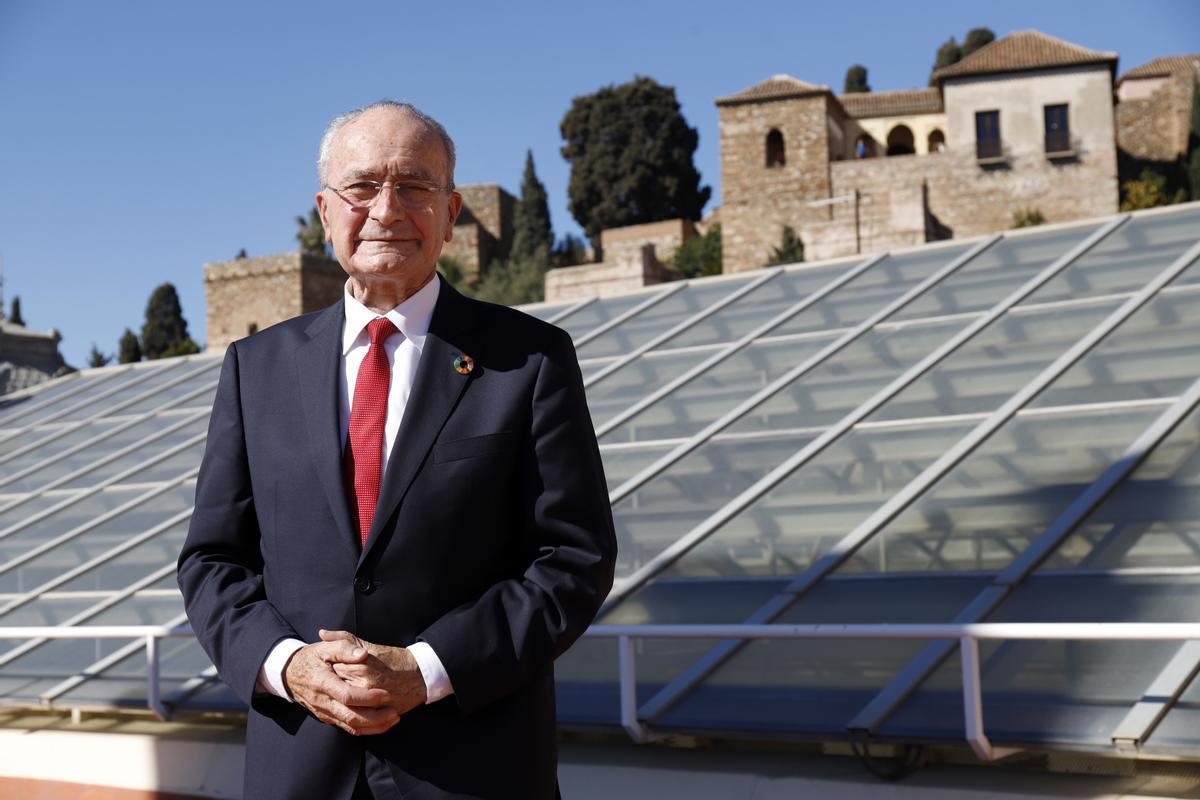 El alcalde, Francisco de la Torre, posa en la azotea del Ayuntamiento.