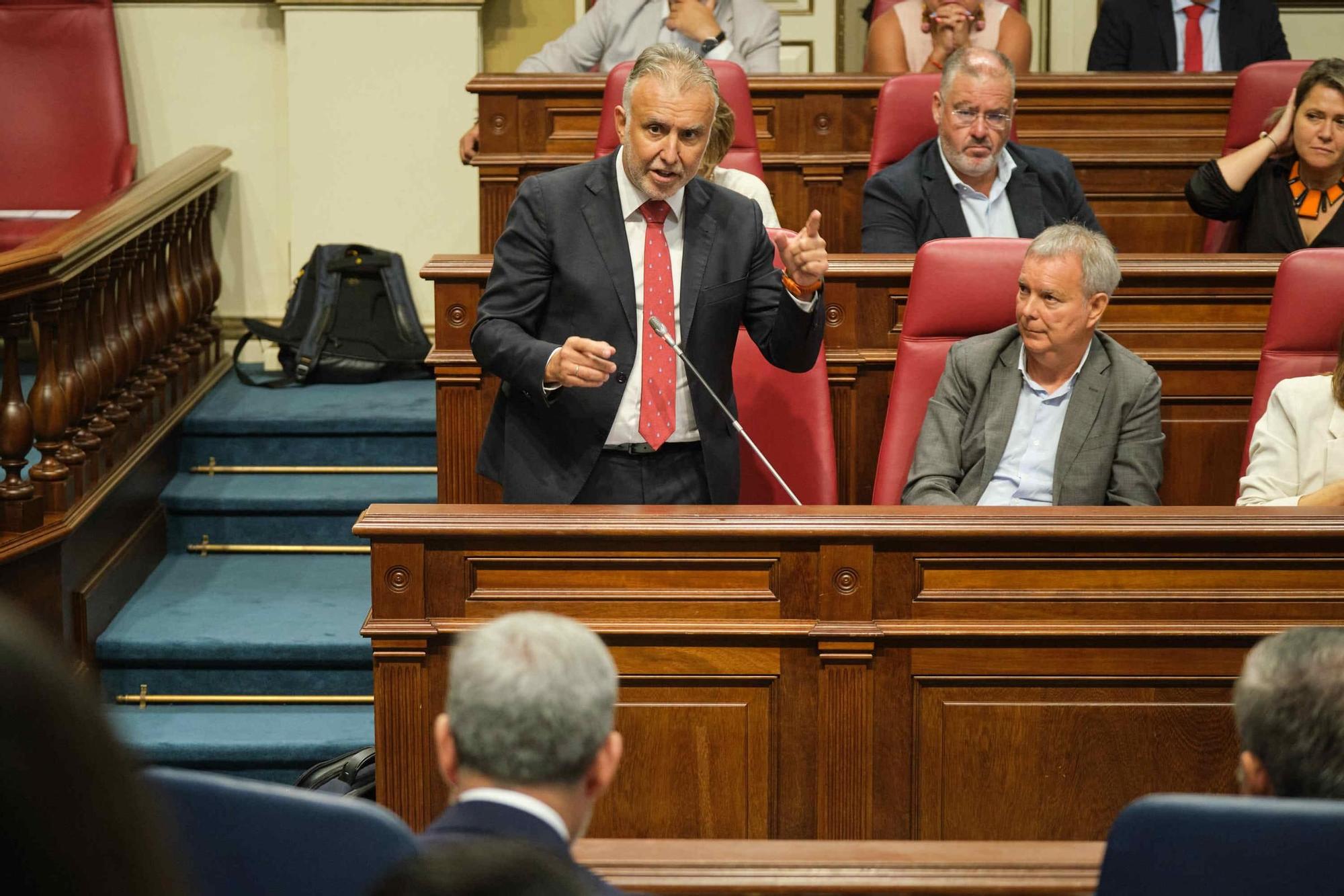 Primera sesión plenaria del Parlamento de Canarias