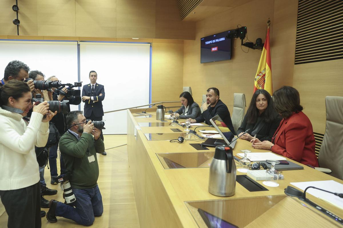 MADRID, 02/02/2026.- Amparo López Boluda (2d), gestora de llamadas del 112, comparece este lunes ante la comisión que investiga en el Congreso la gestión de la dana de Valencia dentro de la ronda de comparecencias para investigar los sucesos del 29 de octubre de 2024. EFE/ Víctor Lerena