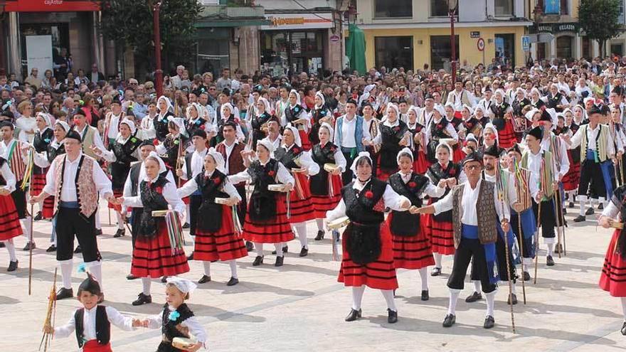 Un instante de la Danza del Portal, ayer, en la plaza del Ayuntamiento de Villaviciosa.