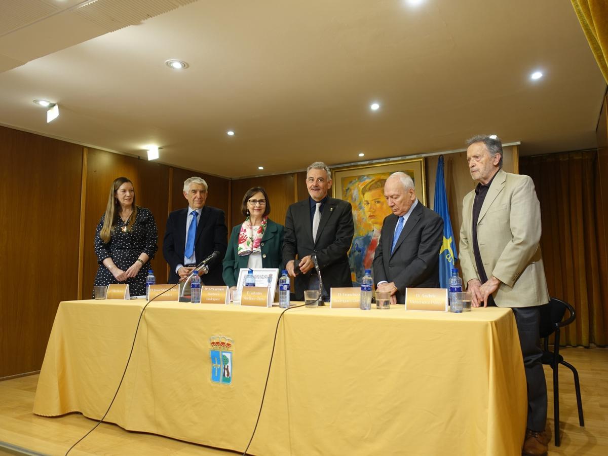 Carmen Martínez, tercera por la izquierda, en la ceremonia de entrega de los premios