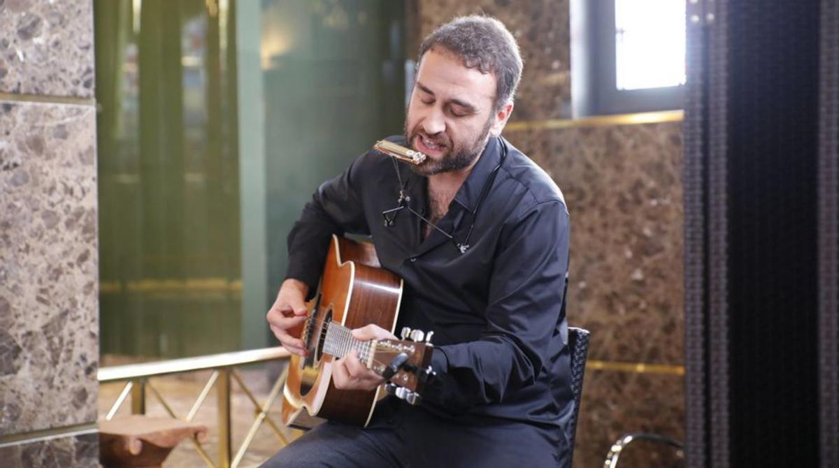 Arriba, Pablo Valdés, a la guitarra, y, sobre estas líneas, Chus Pedro, a la entrada del tanatorio. | MARIO CANTELI