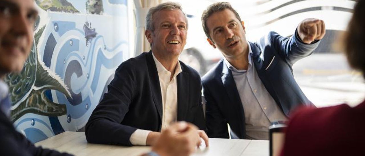 Rueda, no centro, con Alfonso VIllares á súa esquerda, en Cervo.