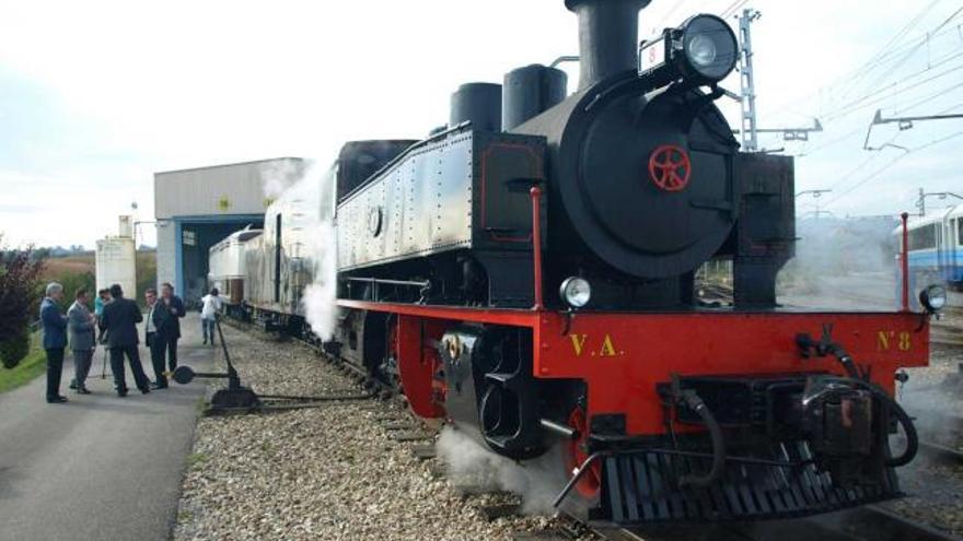 La locomotora VA8, en El Berrón, el día de su presentación tras ser restaurada.