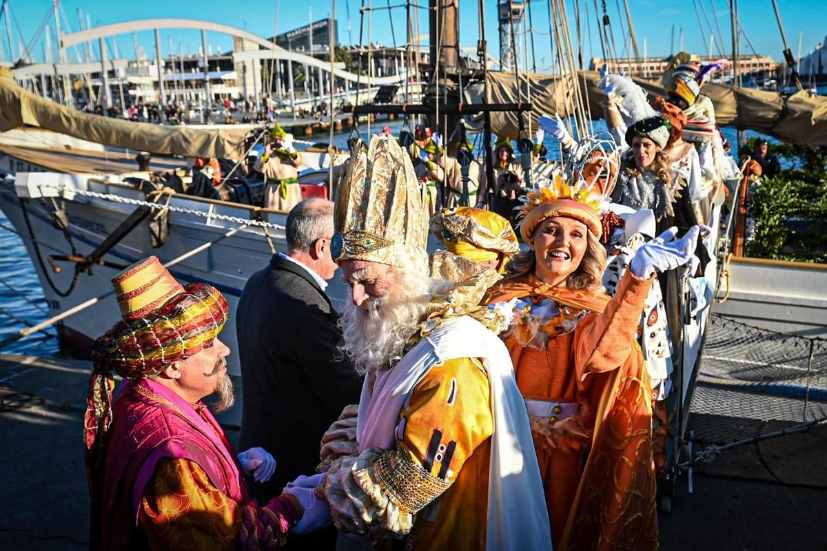 Los Reyes Magos llegan al puerto de Barcelona en la cabalgata de 2023