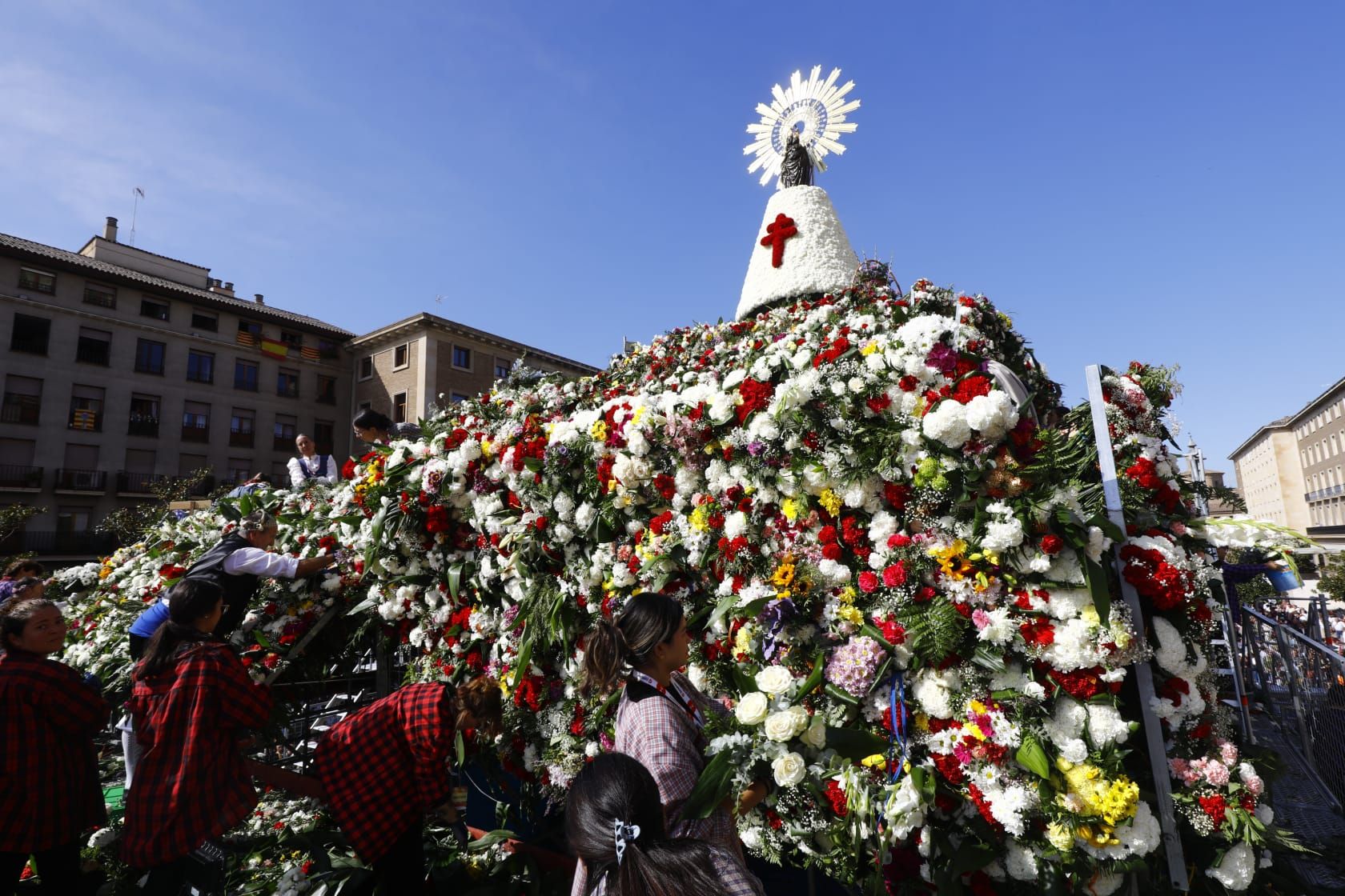 En imágenes | Zaragoza vive su día grande con la Ofrenda de Flores a la Virgen del Pilar