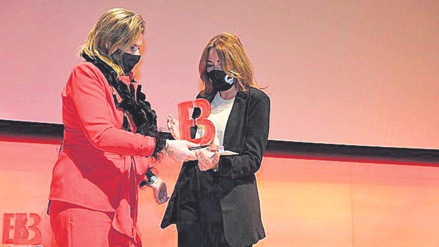 La ganadera Lucía Maesso recibe el premio Autónomo.