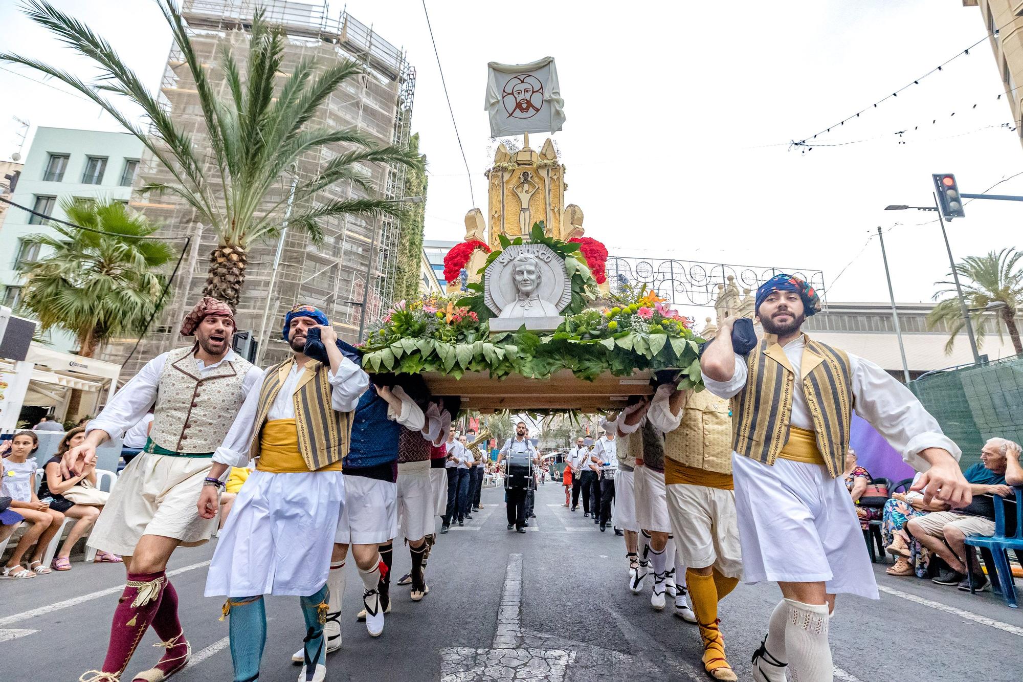 La Ofrenda de flores de las Hogueras 2022 en imágenes