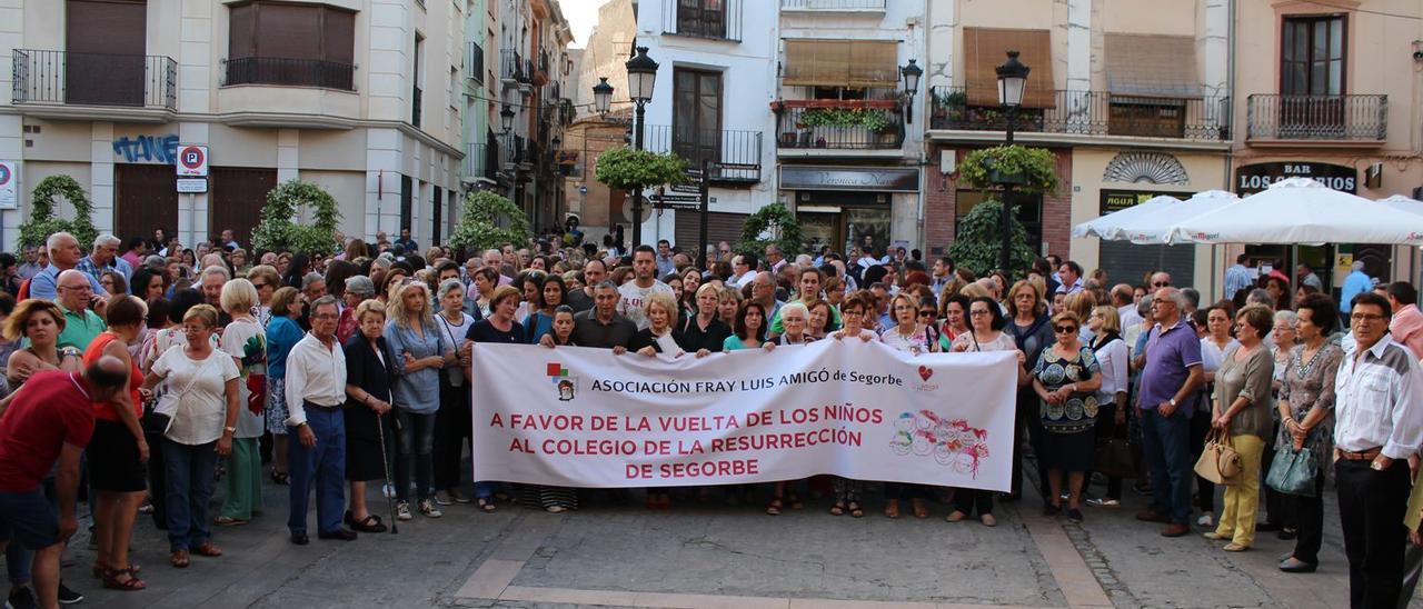 Imagen de archivo de una manifestación en Segorbe para pedir la reapertura del Colegio de la Resurrección.