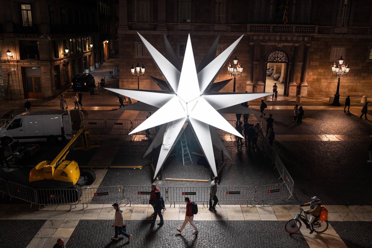 La estrella de Nadal ja ilumina la plaça Sant Jaume. Una gran estrella de luz de 20 puntas iluminará la plaza de Sant Jaume esta Navidad