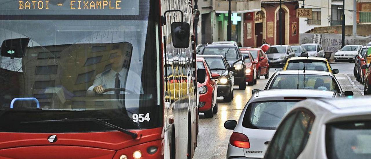 Uno de los autobuses que prestan el servicio en Alcoy. JUANI RUZ