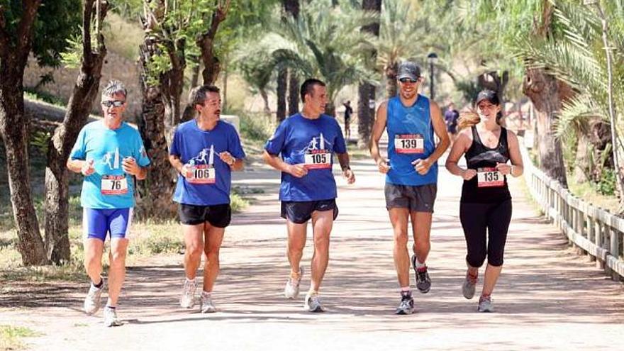 Los participantes recorrieron un circuito por la ladera del río.