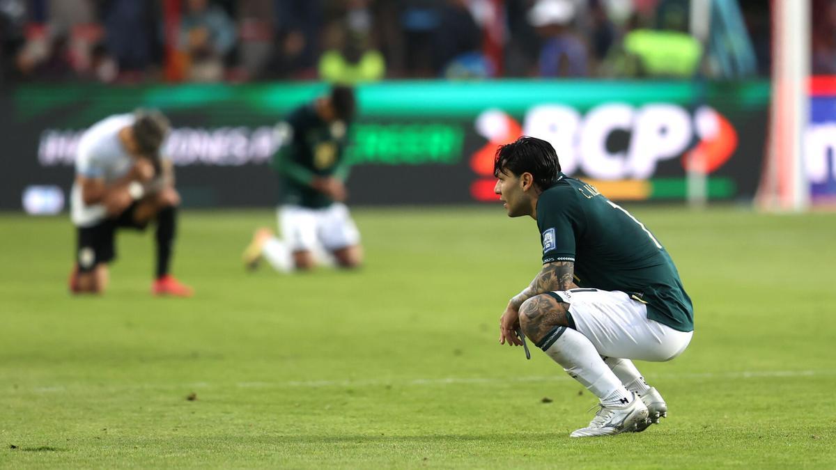 El presidente de la Federación Boliviana, Fernando Costa, acaba a golpes y empujones con algunos aficionados