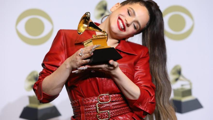 Rosalía mostrant el gramòfon daurat que ha guanyat a la cerimònia dels Grammy a Los Angeles