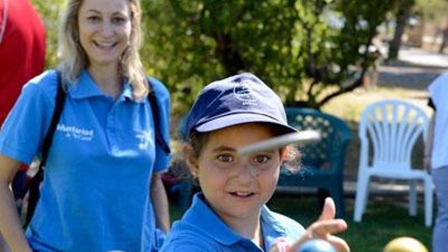 Niña realiza actividades en el campamento.