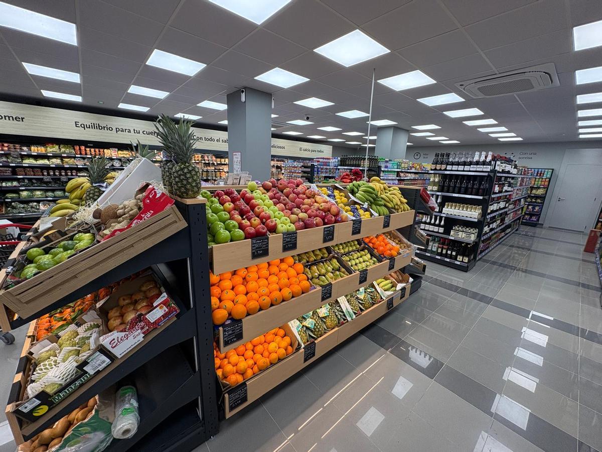El supermercado dispone de frutería, horno y una variada oferta de producto fresco.