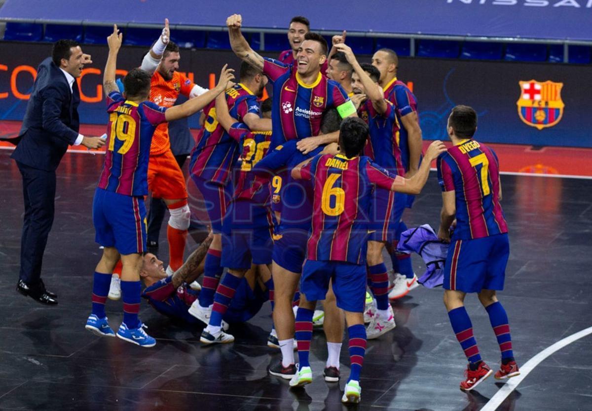 El FC Barcelona recupera el cetro europeo al imponerse a ElPozo por 2-1 en la final de la UEFA Futsal Champions League disputada a puerta cerrada en el Palau Blaugrana.