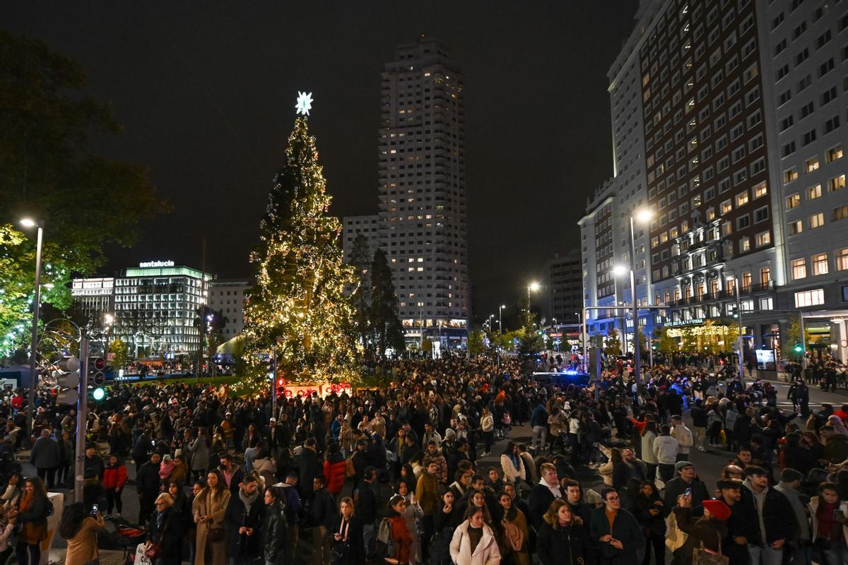 Decenas de personas acuden a presenciar el encendido del alumbrado navideño, realizado este año por parte de Lucio Blazquez (propietario de Casa Lucio).