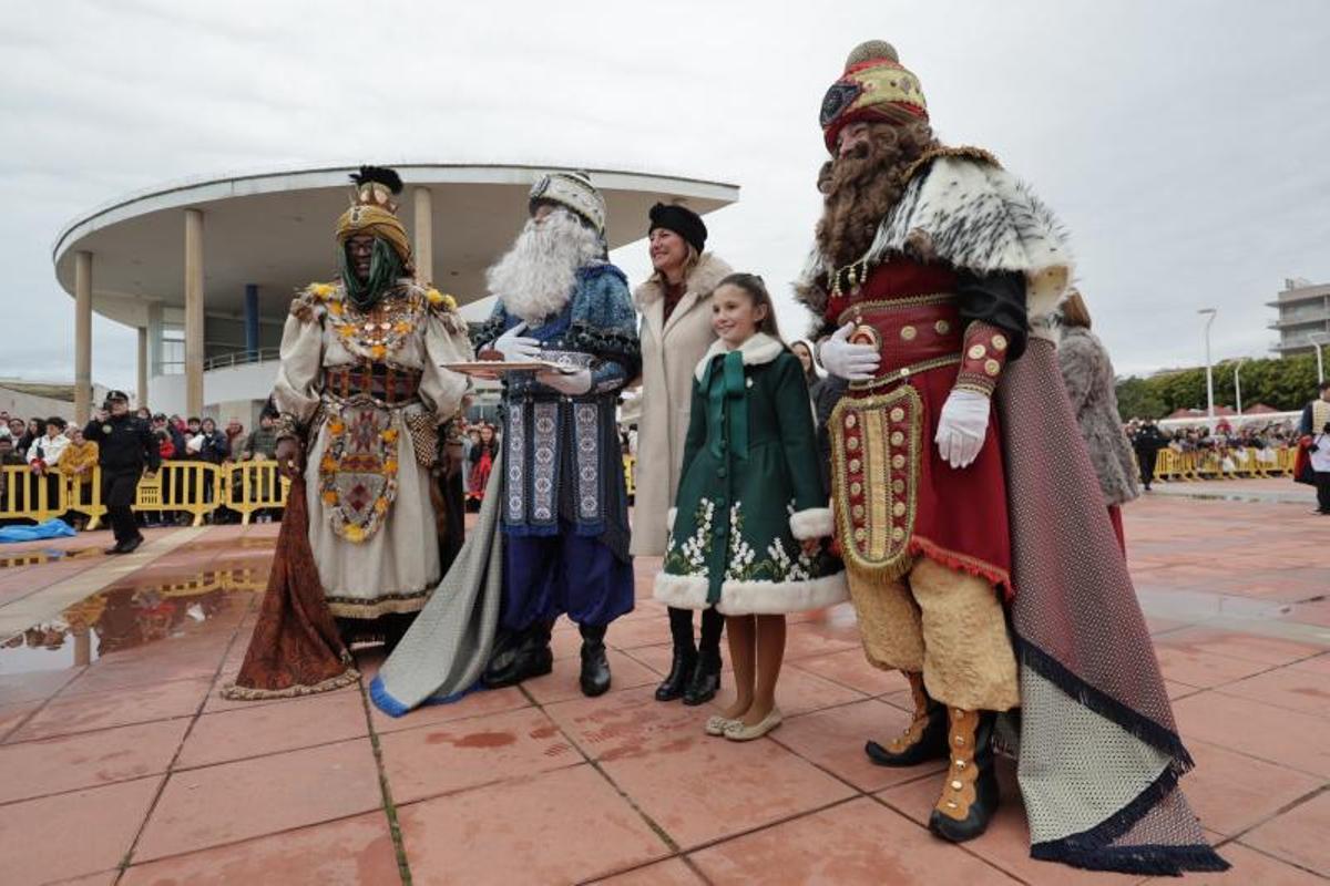 La alcaldesa, Begoña Carrasco; y la reina infantil de las fiestas de Castelló, Ana Colón, recibieron a Sus Majestades.