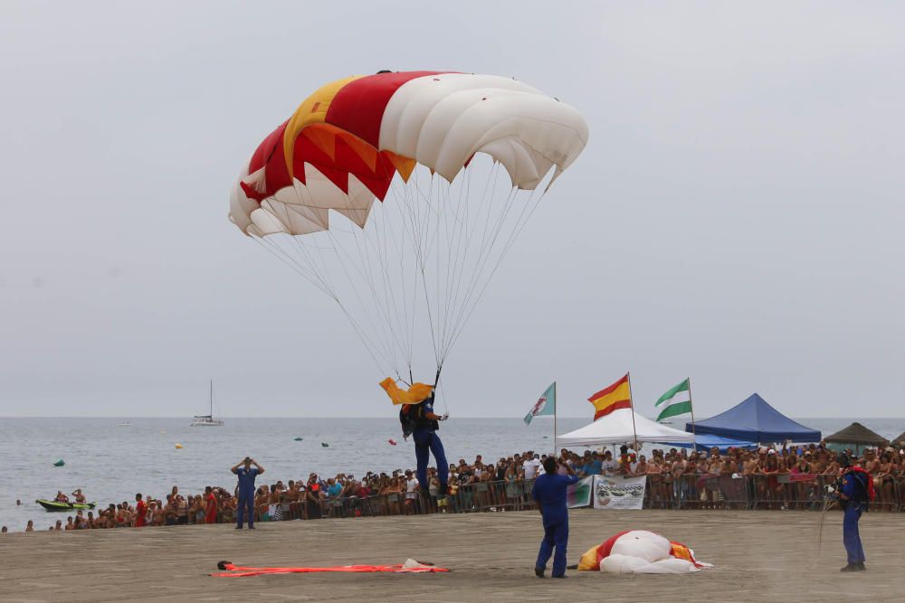 Miles de personas disfrutan a pie de playa del espectáculo protagonizado por el Ejército del Aire