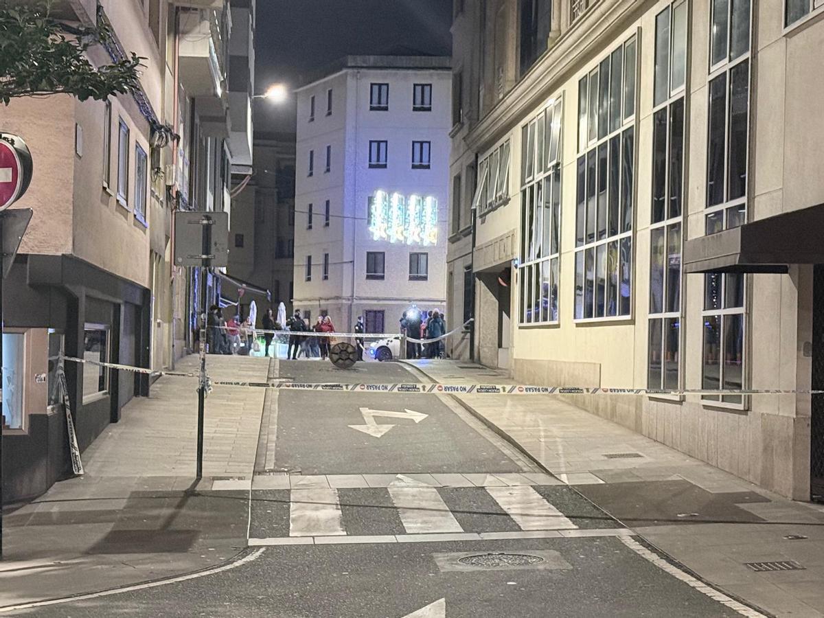 Calle cortada por los trabajos de resolución de los cortes de luz en la calle San José