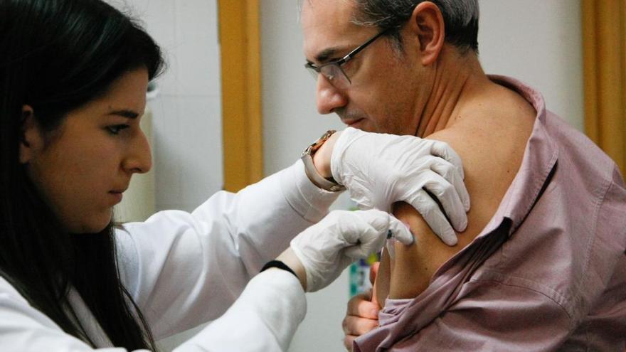 Un hombre se vacuna de la gripe.