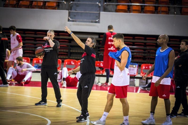 Un centenar de niños disfruta del entrenamiento del Tecnyconta