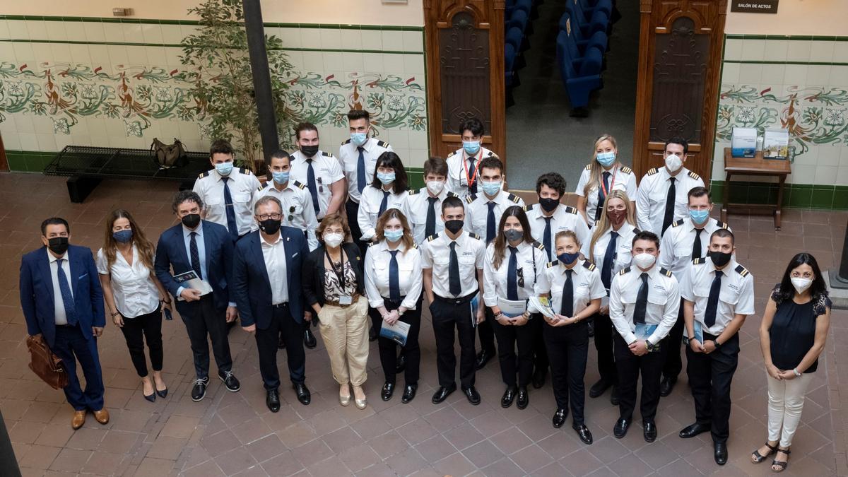 Los integrantes de la escuela de vuelo y las autoridades, en la sede de la Generalitat en Castelló.