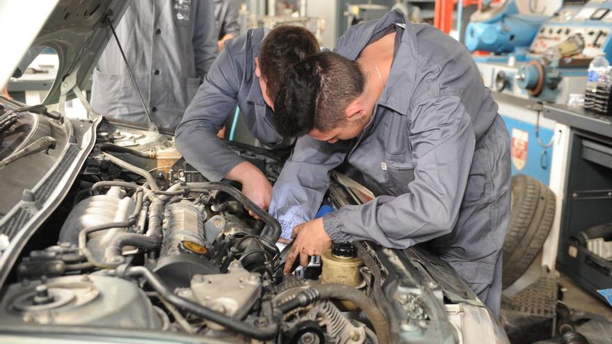 Un alumno trabajando en un coche