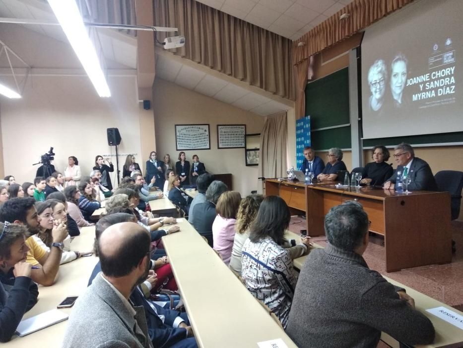 Joanne Chory y Sandra M. Díaz en la Facultad de Biología de Oviedo.