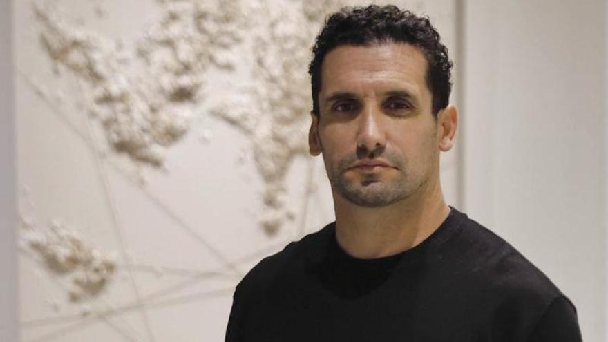 Carlos García, el artista plástico cuñado de Cristiano Ronaldo, hará una escultura para homenajear a las pescaderas de Gijón: "Va a funcionar muy bien para las fotografías"