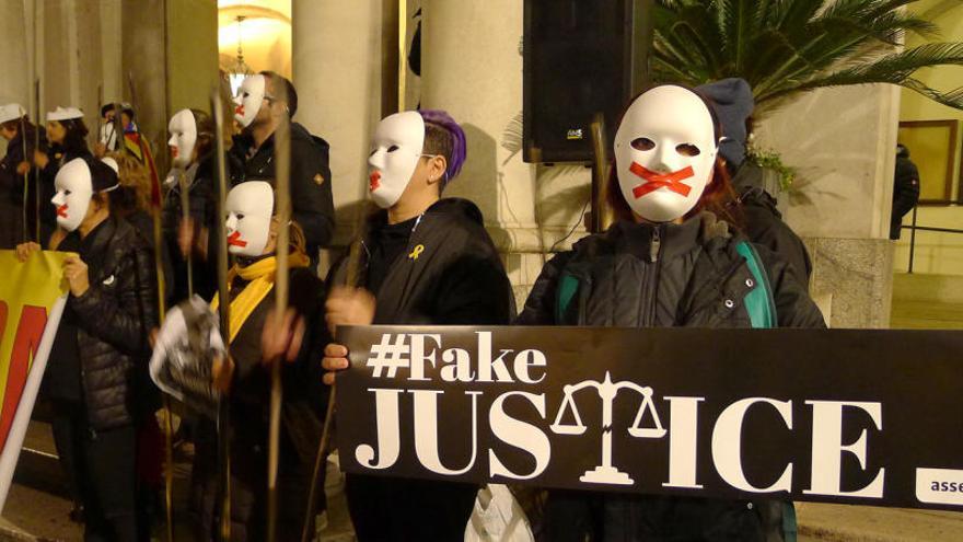 Unes 400 persones es concentren a Figueres en contra d&#039;un &quot;judici polític&quot;