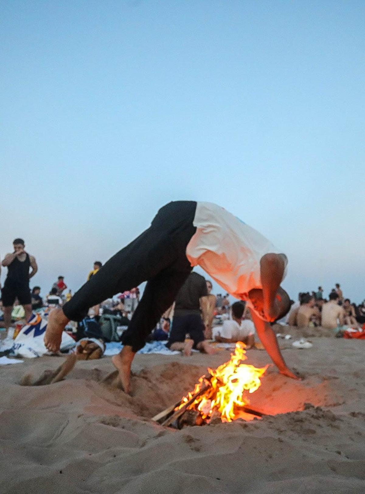 Todas las fotos de una noche de San Juan sofocante en las playas de València