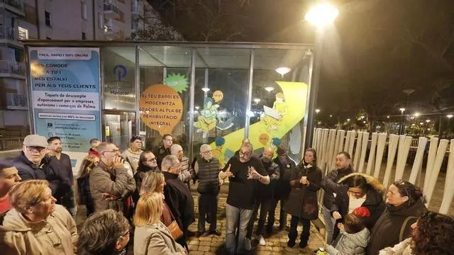 VÍDEO | Así ha sido la reunión de vecinos en la entrada del parking de la calle Manacor para frenar la degradación