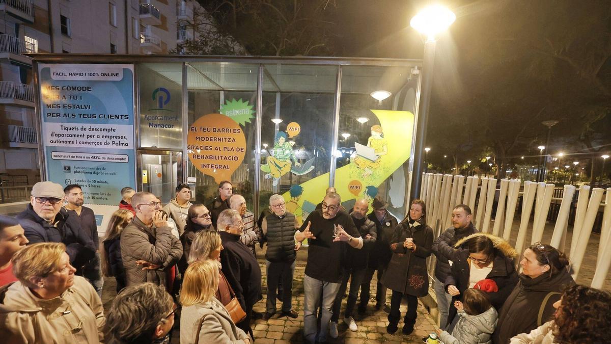 VÍDEO | Así ha sido la reunión de vecinos en la entrada del parking de la calle Manacor para frenar la degradación
