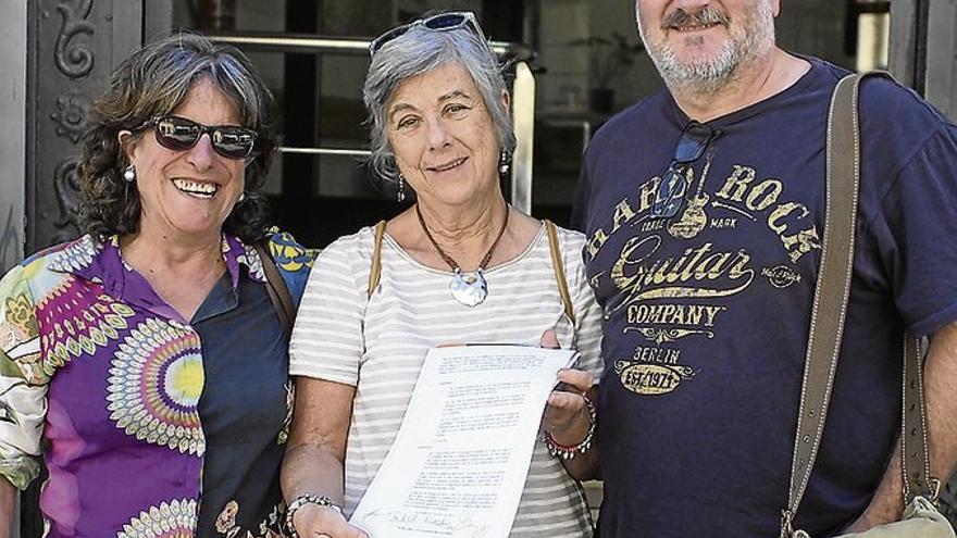 Cáceres Verde entrega un escrito para frenar la retirada del cedro