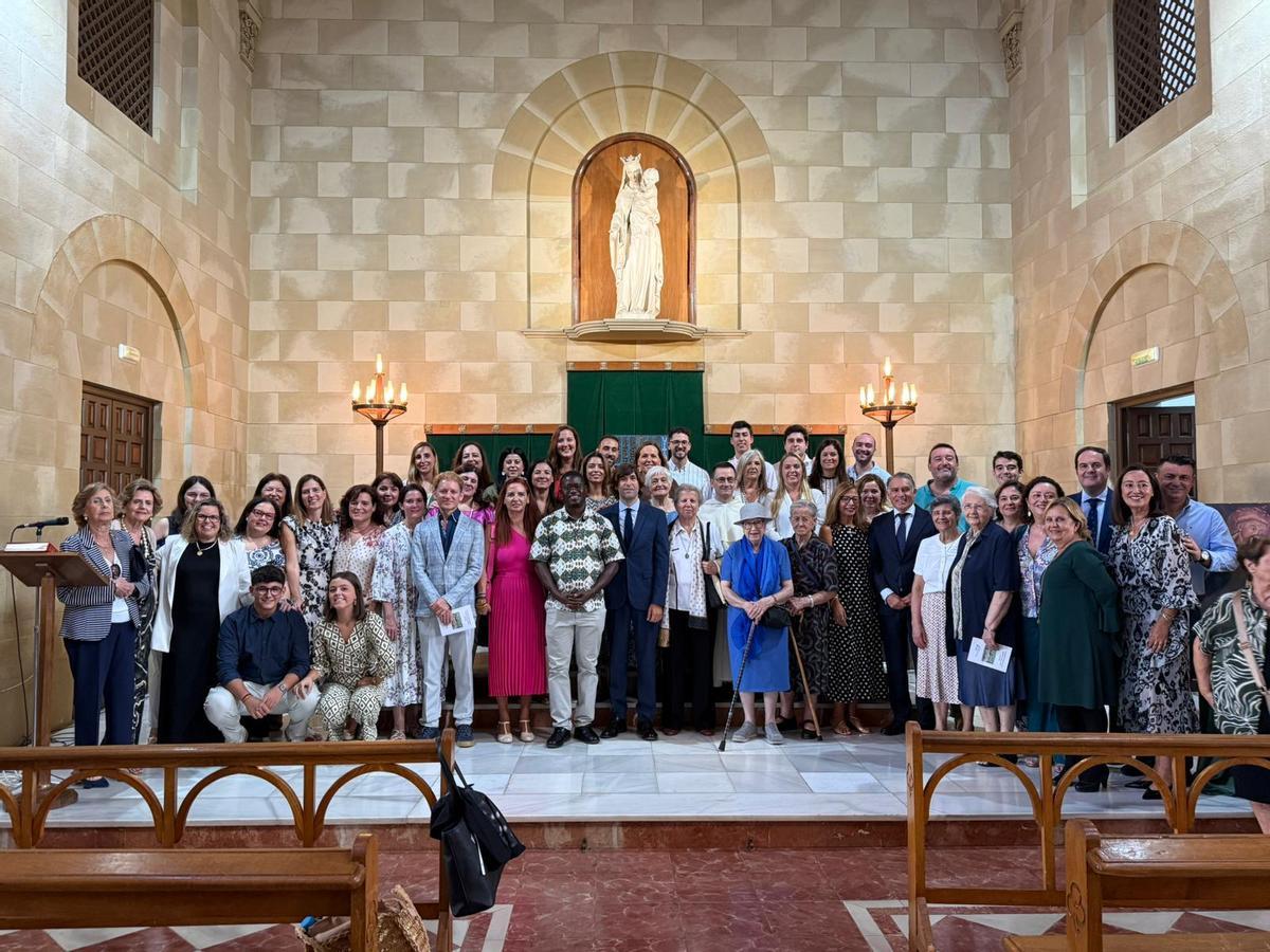 Foto de familia del inicio de los actos del centenario del Colegio El Monte de Málaga.