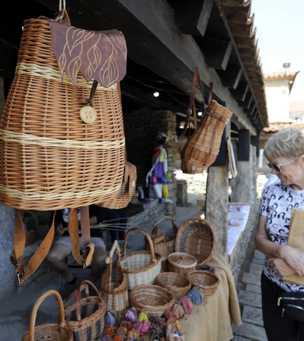 Un puesto de la Mostra de Artesanía. | BERNABÉ/JAVIER LALÍN