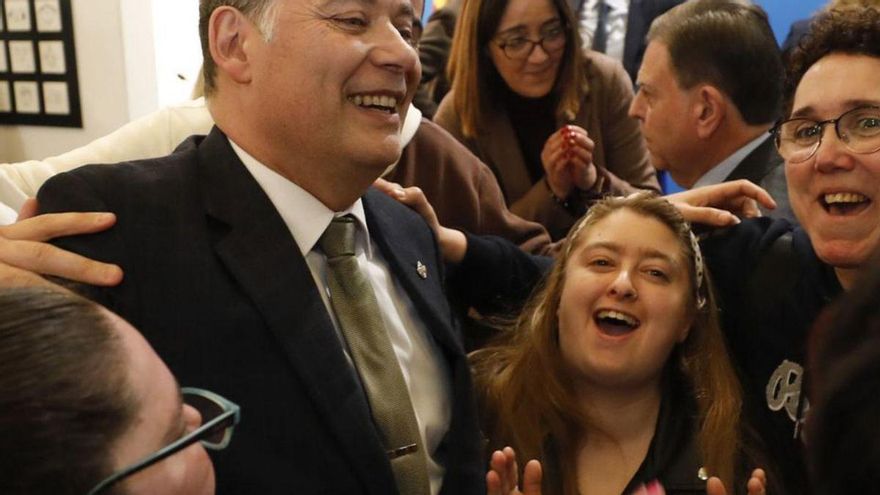 Adolfo Rivas, con usuarios de la Fundación, tras la entrega de la Medalla de Oro de Oviedo. | LUISMA MURIAS