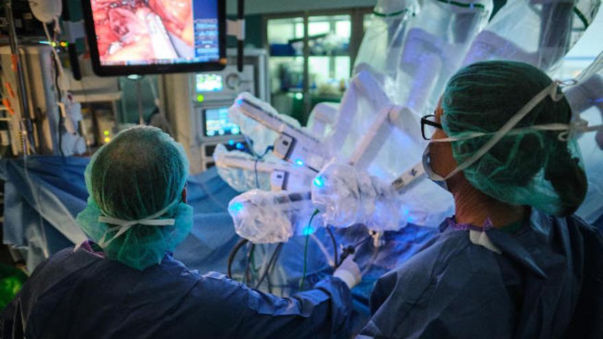 Los profesionales del HUC intervienen quirúrgicamente con el robot Da Vinci un cáncer de recto.