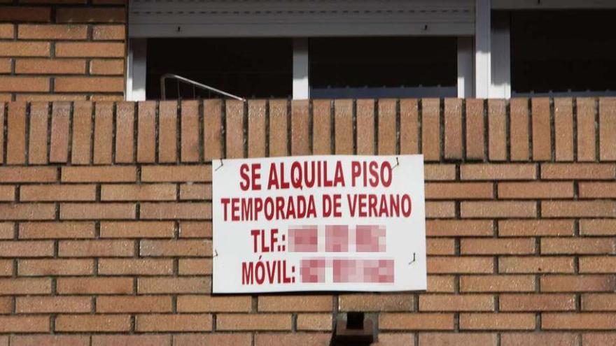 Cartel de alquiler de piso para la temporada de verano en un edificio.