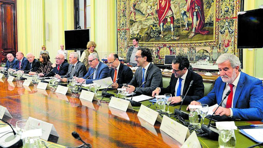 El Consejo Rector de Cooperativas Agro-alimentarias de España durante su encuentro con el ministro de Agricultura, Luis Planas, el pasado mes de febrero.