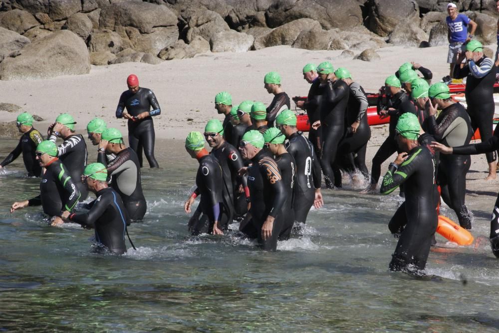 El estado del mar complica la travesía a nado entre Udra y Pescadoira