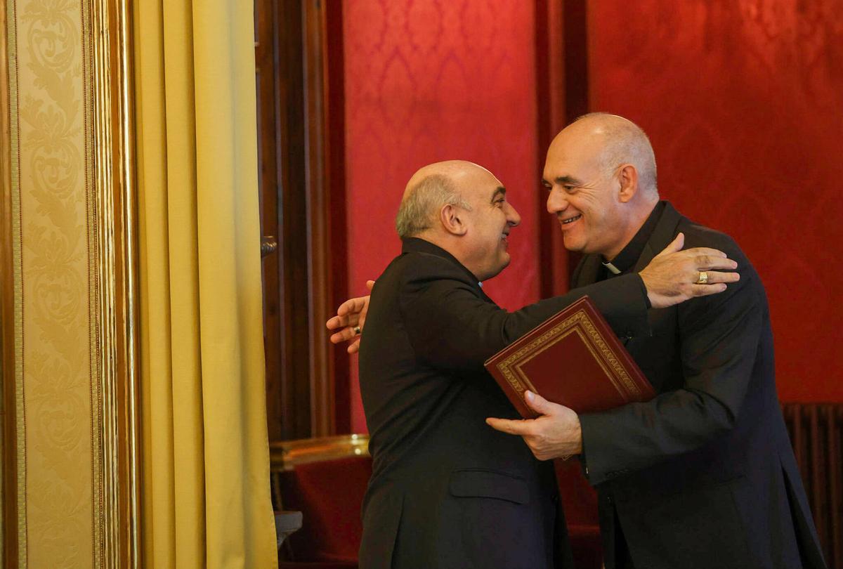 Benavent felicita a su único obispo auxiliar, Arturo Ros, tras ser designado como nuevo obispo de Santander.