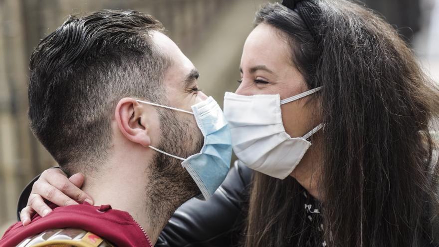 Los besos que nos robó la pandemia: "Recuerdo que mi último beso fue en una fiesta, ahora eso se acabó"