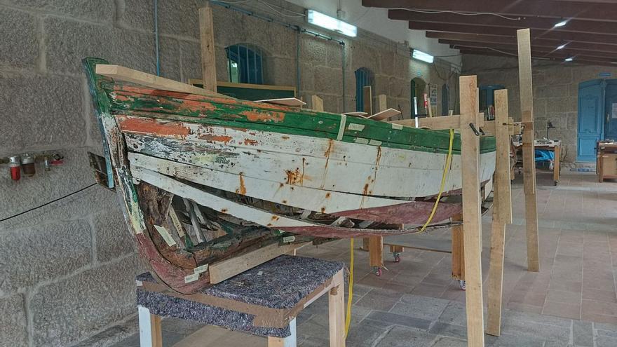 Estado de la barca ‘Manuel’, en el local de la escuela-taller Pousadouro de Redondela.   | // A. P.