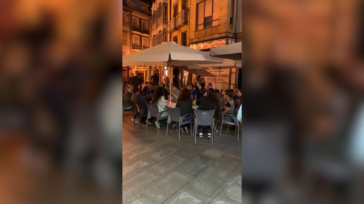 Un momento de la actuación en una terraza de Oviedo