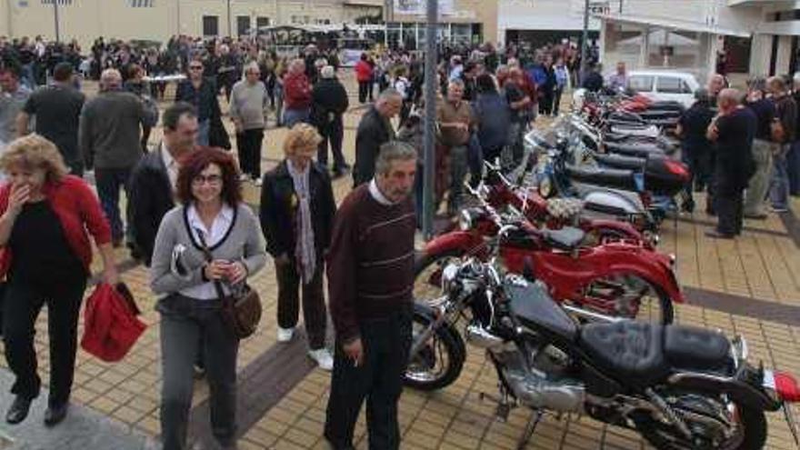 Varias motos de la asociación en la zona del acto.